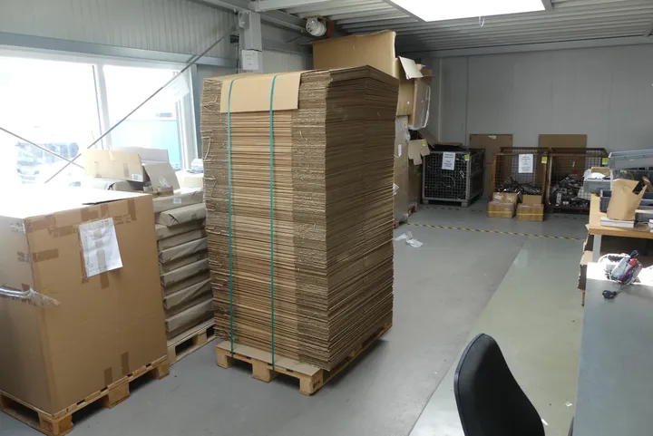 Konvolut Wellfaltkarton geheftet 480x450x490mm Umfang: Palette mit Inhalt